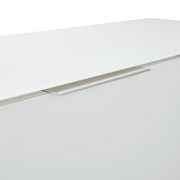 Nahaufnahme eines weißen Highboards mit modernem, silbernem Griff, von oben betrachtet.