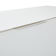 Nahaufnahme eines weißen Highboards mit modernem, silbernem Griff, von oben betrachtet.