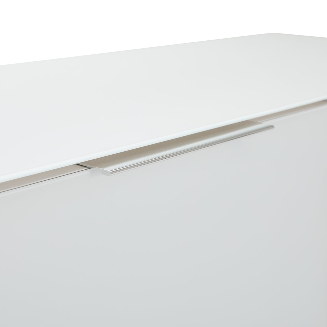 Nahaufnahme eines weißen Highboards mit modernem, silbernem Griff, von oben betrachtet.