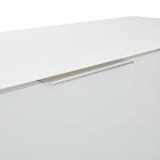 Nahaufnahme eines weißen Highboards mit modernem, silbernem Griff, von oben betrachtet.