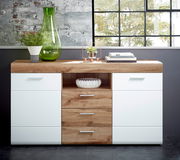 Modernes Sideboard aus Holz und Weiß mit Schubladen und Regalfächern, dekoriert mit Pflanzen und Büchern, aus frontaler Perspektive.