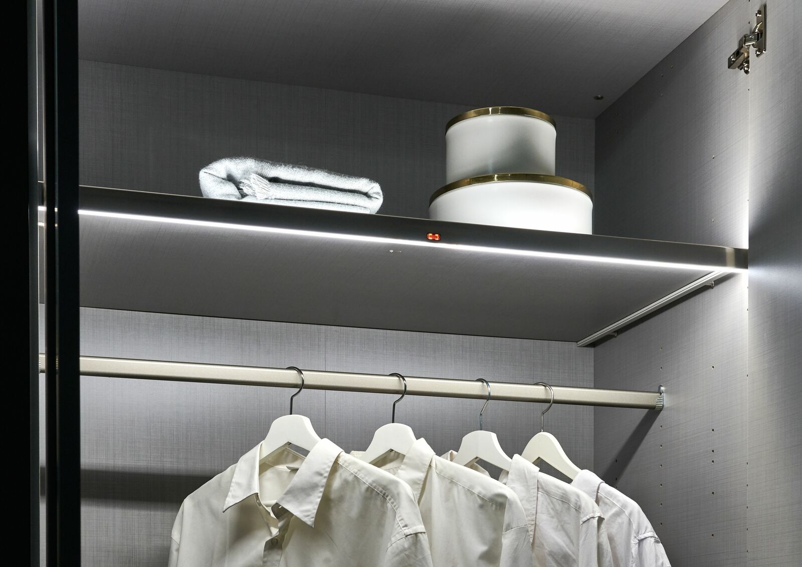 Z2 LED-Innenbeleuchtung FRESH LED-Innenbeleuchtung in einem Kleiderschrank, Perspektive von vorne, beleuchtet Hemden und Regale.