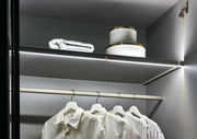 LED-Innenbeleuchtung in einem Kleiderschrank, Perspektive von vorne, beleuchtet Hemden und Regale.