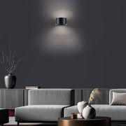 Moderne Wandleuchte PURE CLIPSE von Paul Neuhaus in einem stilvollen Wohnzimmer, frontal betrachtet.