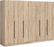 Großer Kleiderschrank in heller Eiche-Optik mit fünf Türen und langen schwarzen Griffleisten, freigestellt, Ansicht schräg von vorne links