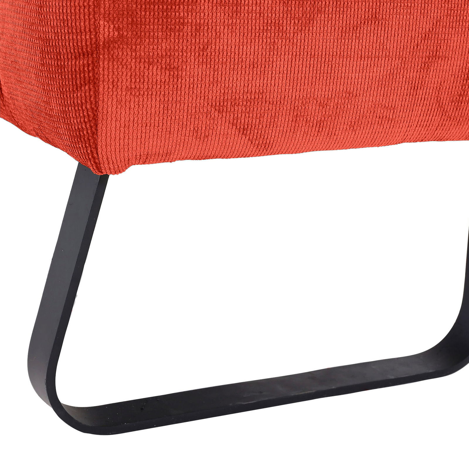 Nahaufnahme einer roten 2er-Sitzbank mit schwarzem Metallgestell, seitliche Perspektive