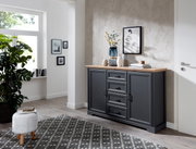 Dunkelgraues Sideboard mit Holzplatte, dekoriert mit Vasen und Büchern, in einem modernen Wohnzimmer. Perspektive von vorne.