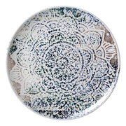 Keramikteller mit detailliertem, mandalaartigem Muster in Blau- und Grüntönen, von oben betrachtet.