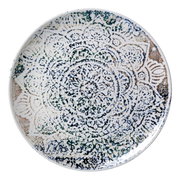 Keramikteller mit detailliertem, mandalaartigem Muster in Blau- und Grüntönen, von oben betrachtet.