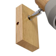 Nahaufnahme eines modernen Strahlers mit Holzhalterung und verstellbarem Gelenk, seitliche Perspektive