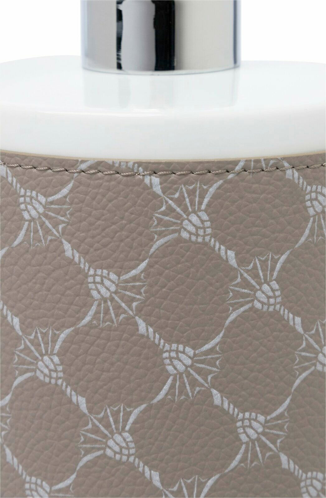 Nahaufnahme eines Seifenspenders aus Porzellan mit einem eleganten, grauen Muster und einem glänzenden Chrompumpkopf, seitliche Perspektive.