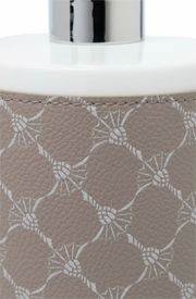 Nahaufnahme eines Seifenspenders aus Porzellan mit einem eleganten, grauen Muster und einem glänzenden Chrompumpkopf, seitliche Perspektive.