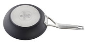 Koekenpan Raise Ø 20 cm, onderaanzicht met roestvrijstalen bodem en ergonomisch handvat