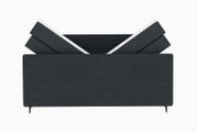 Boxspringbett in dunklem Stoffbezug, von vorne gesehen, mit verstellbarem Kopfteil.
