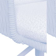 Nahaufnahme eines Armlehnstuhls mit geflochtenem Seil-Design und gepolstertem Sitz, seitliche Perspektive