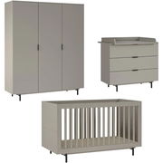 Babyzimmer-Set bestehend aus einem dreitürigen Kleiderschrank, einer Wickelkommode mit drei Schubladen und einem Gitterbett, seitliche Perspektive.