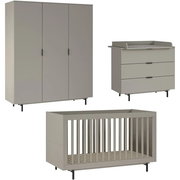Babyzimmer-Set bestehend aus einem dreitürigen Kleiderschrank, einer Wickelkommode mit drei Schubladen und einem Gitterbett, seitliche Perspektive.