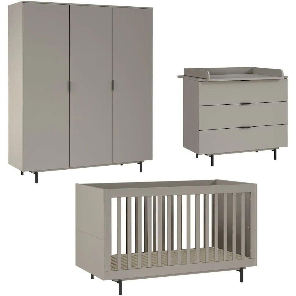 Babyzimmer-Set bestehend aus einem dreitürigen Kleiderschrank, einer Wickelkommode mit drei Schubladen und einem Gitterbett, seitliche Perspektive.