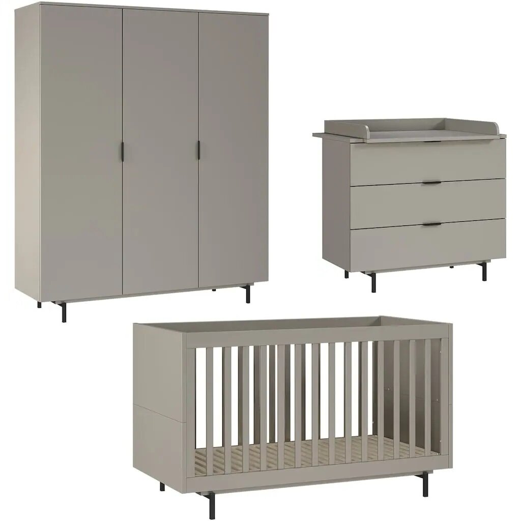 Babykamerset bestaande uit een drievleugelige kledingkast, een commode met drie lades en een ledikant, gezien vanaf de zijkant.
