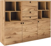 Houten opbergkast/dressoir met open vakken, drie lades en drie deuren, natuurlijke houtnerf en zwarte handgrepen, getoond in frontaal aanzicht