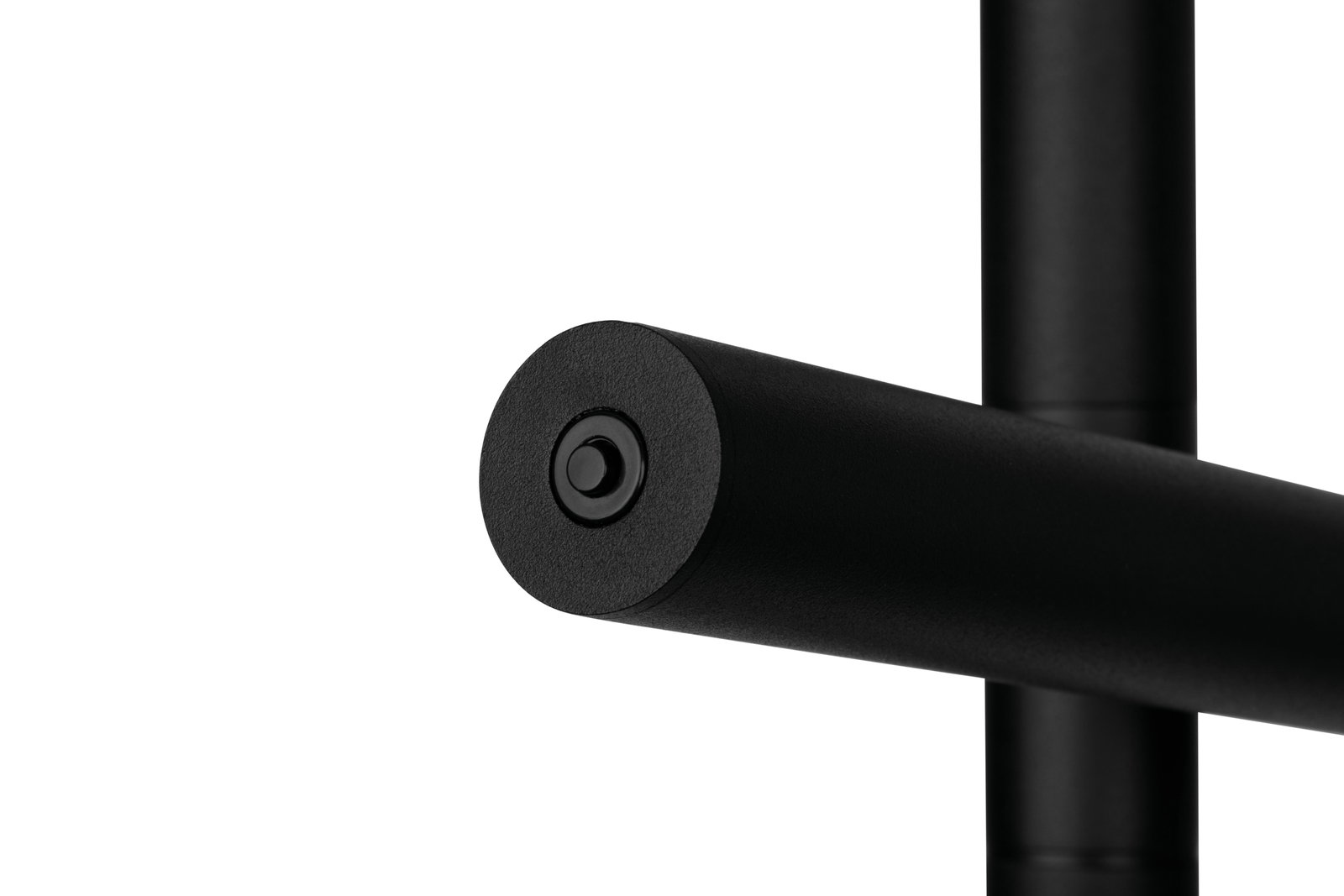 Nahaufnahme einer schwarzen LED-Stehleuchte mit zylindrischem Design und seitlicher Perspektive.