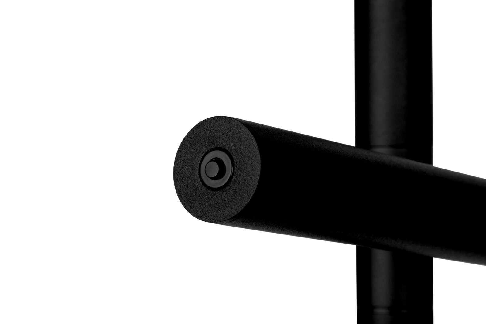 Nahaufnahme einer schwarzen LED-Stehleuchte mit zylindrischem Design und seitlicher Perspektive.