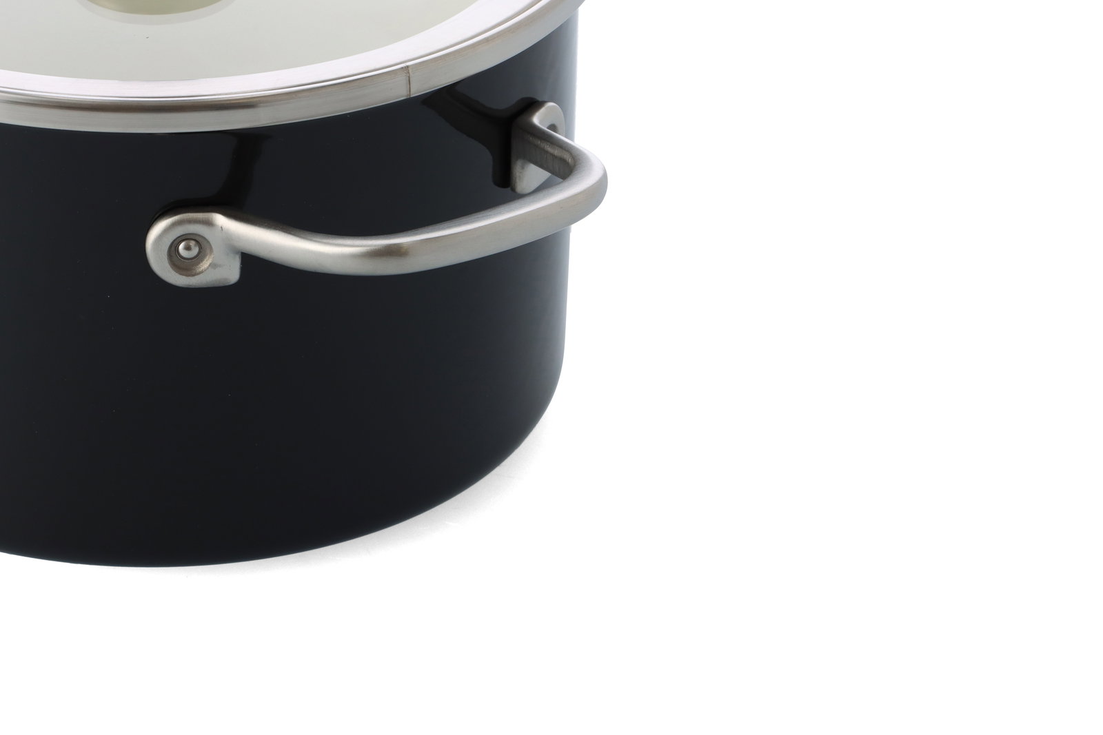 Nahaufnahme eines mattschwarzen Topfes mit Edelstahlgriff und Deckelansicht von oben.