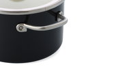 Nahaufnahme eines mattschwarzen Topfes mit Edelstahlgriff und Deckelansicht von oben.