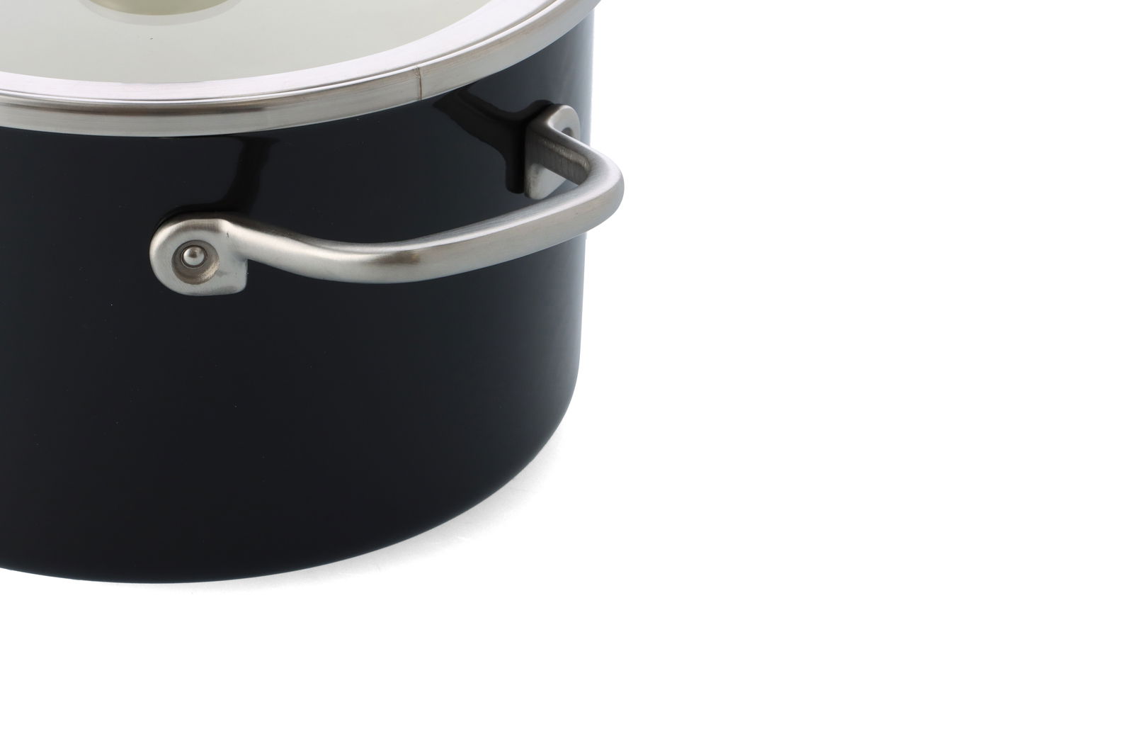 Nahaufnahme eines mattschwarzen Topfes mit Edelstahlgriff und Deckelansicht von oben.