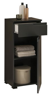 Schwarze Kommode mit offener Schublade und Tür, gefüllt mit Handtüchern und Flaschen, seitliche Perspektive