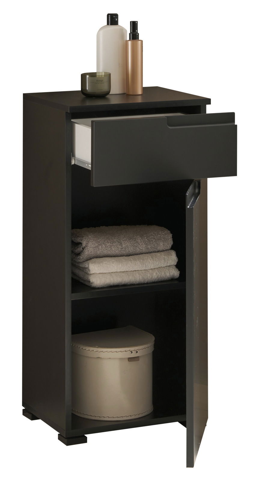 Schwarze Kommode mit offener Schublade und Tür, gefüllt mit Handtüchern und Flaschen, seitliche Perspektive