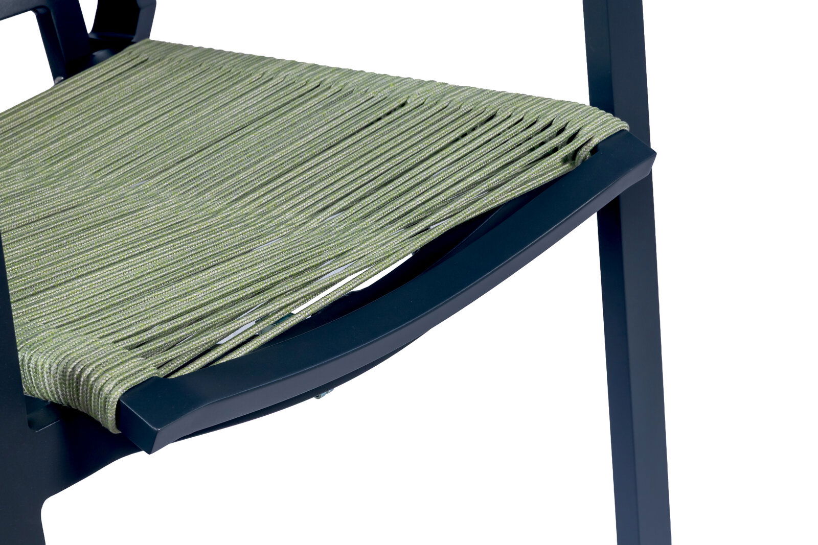Detailaufnahme der Sitzfläche eines Stuhls mit olivgrünem, gewebtem Gurtband und dunkelblauem Rahmen, schräg von oben fotografiert
