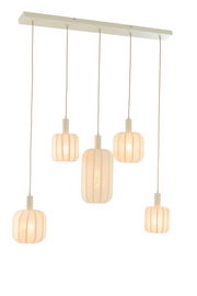 Hängeleuchte mit fünf Lampenschirmen in verschiedenen Größen, aus hellem Stoff, von unten betrachtet.