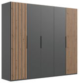 Moderner 5-türiger Drehtürenschrank mit grauen Türen und Holzlamellen an den Seiten, Frontalansicht.