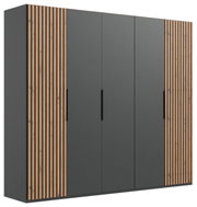 Moderner 5-türiger Drehtürenschrank mit grauen Türen und Holzlamellen an den Seiten, Frontalansicht.