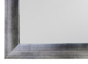 Nahaufnahme eines rechteckigen Spiegels mit silbernem Rahmen, perspektivisch von der Ecke aus gesehen.