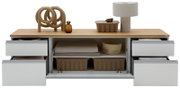 Modernes Sideboard mit heller Holzplatte und weißen Auszügen, mittlerer Klappe geöffnet und Schubladen ausgezogen, dekoriert mit Skulptur, Vase und Tischlampe; Ansicht von vorne in leicht erhöhter Perspektive.