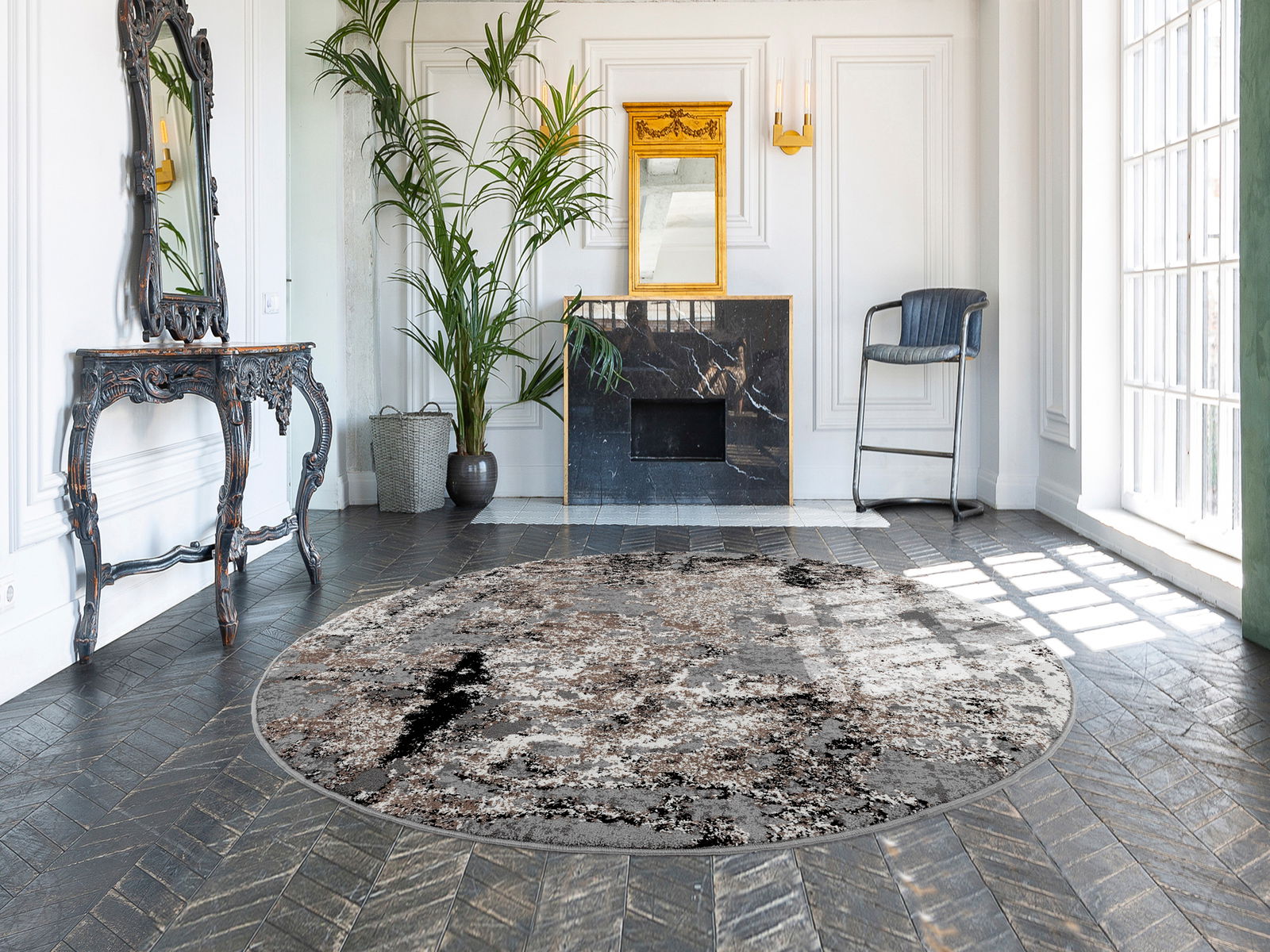 Runder Designer Teppich in einem eleganten Wohnzimmer mit klassischem Dekor, Blick von schräg oben.