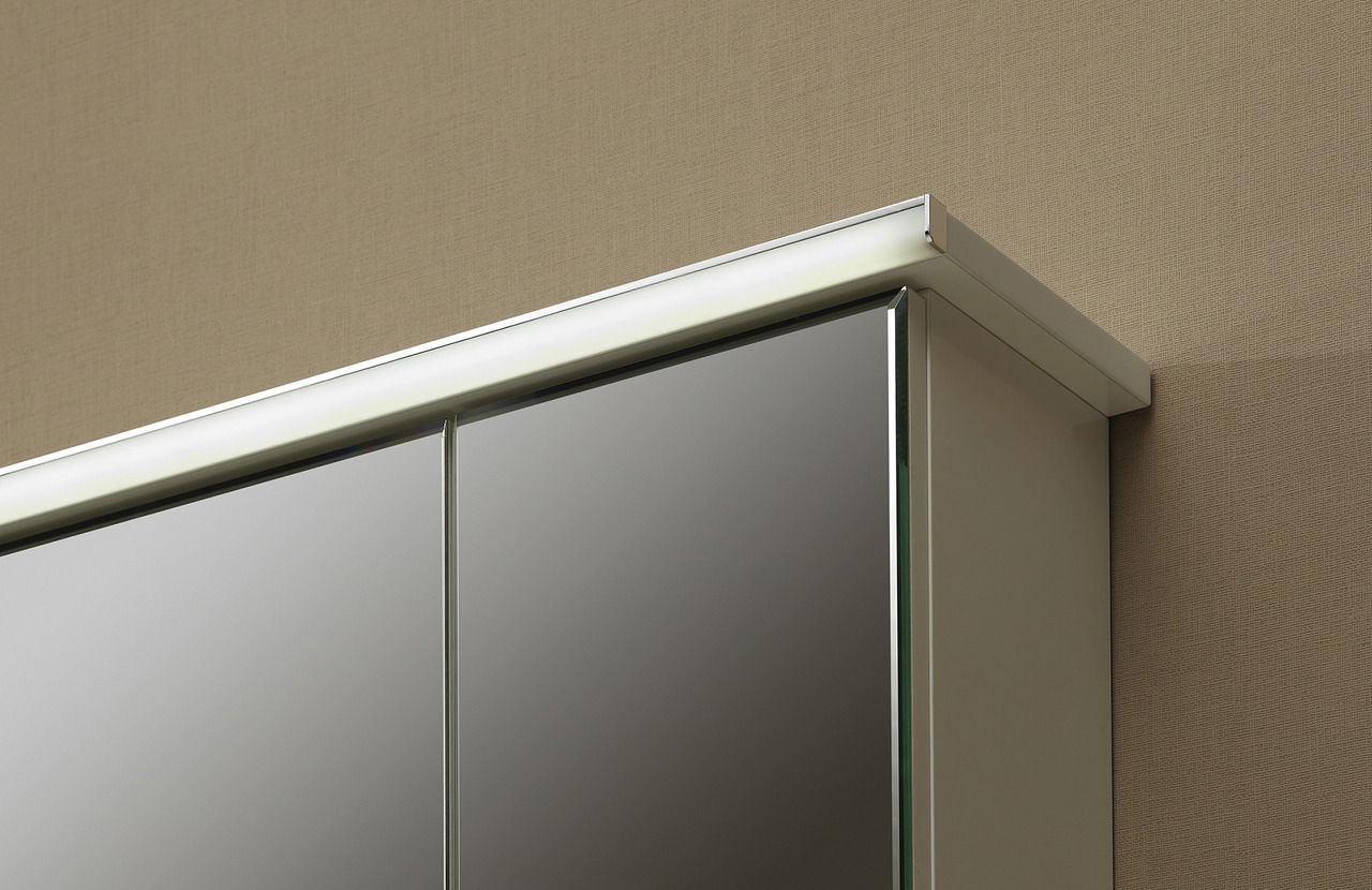 Spiegelschrank mit LED-Beleuchtung, seitliche Perspektive
