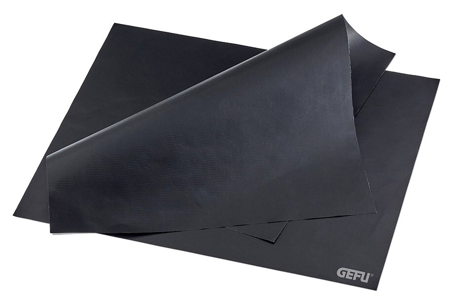 Zwei schwarze Dauerbackfolien, übereinanderliegend, aus der Vogelperspektive fotografiert.