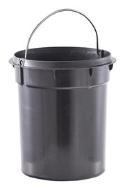 Schwarzer Eimer mit Henkel, frontal fotografiert