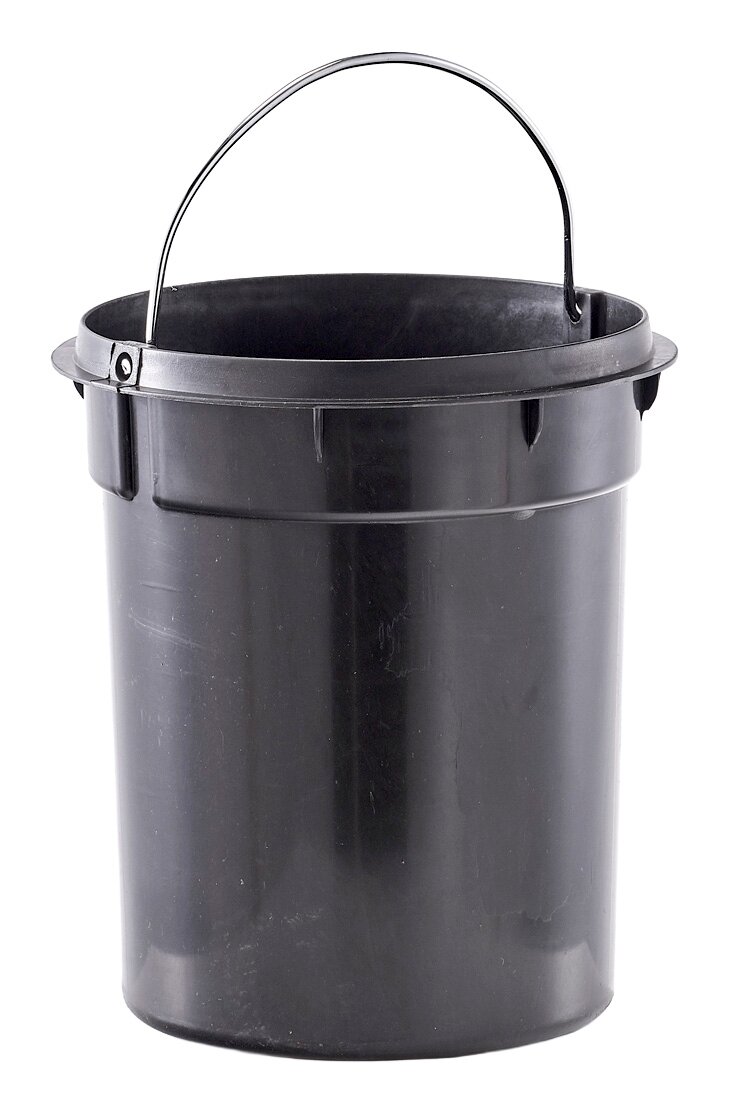 Schwarzer Eimer mit Henkel, frontal fotografiert