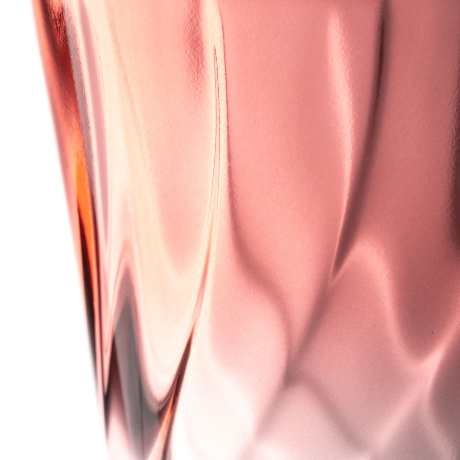 Nahaufnahme eines roten Trinkglases mit gedrehtem Design, seitliche Perspektive