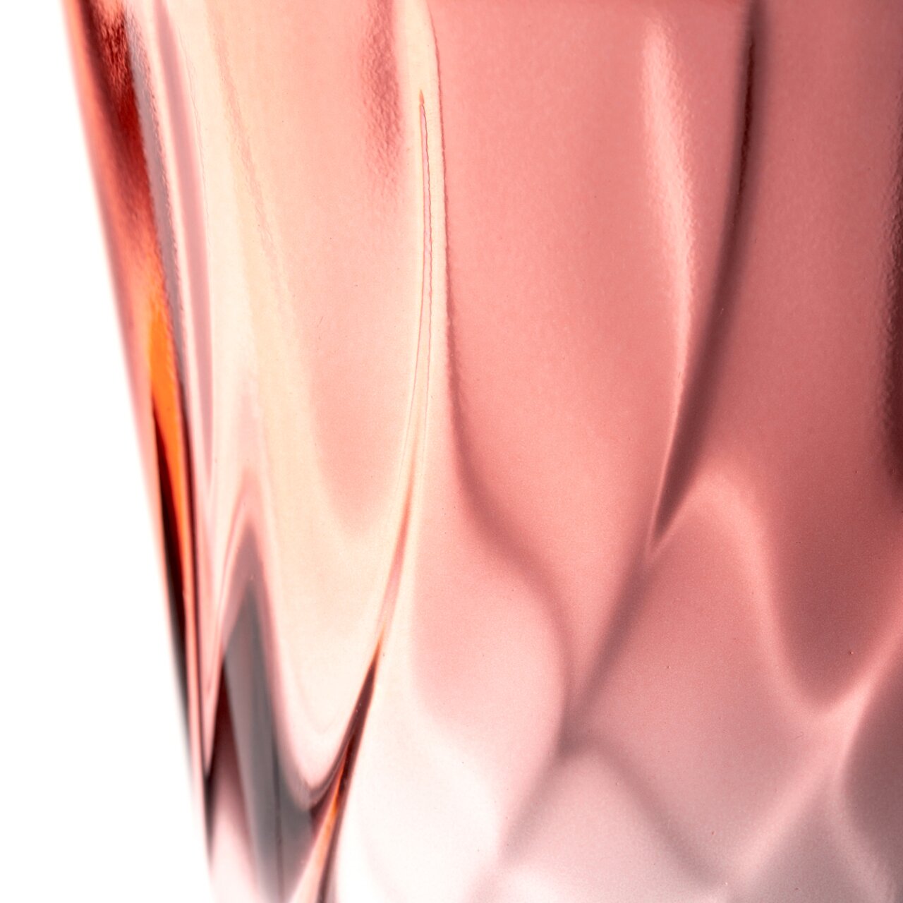 Close-up van een rood drinkglas met gedraaid patroon, zijaanzicht