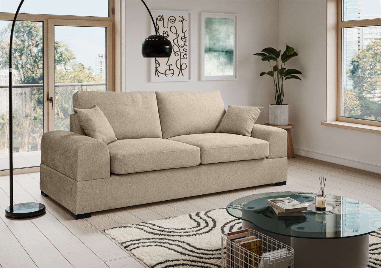Beiges 2-Sitzer-Stoffsofa mit breiten Armlehnen und zwei Kissen im hellen Wohnzimmer, Frontansicht leicht schräg von links
