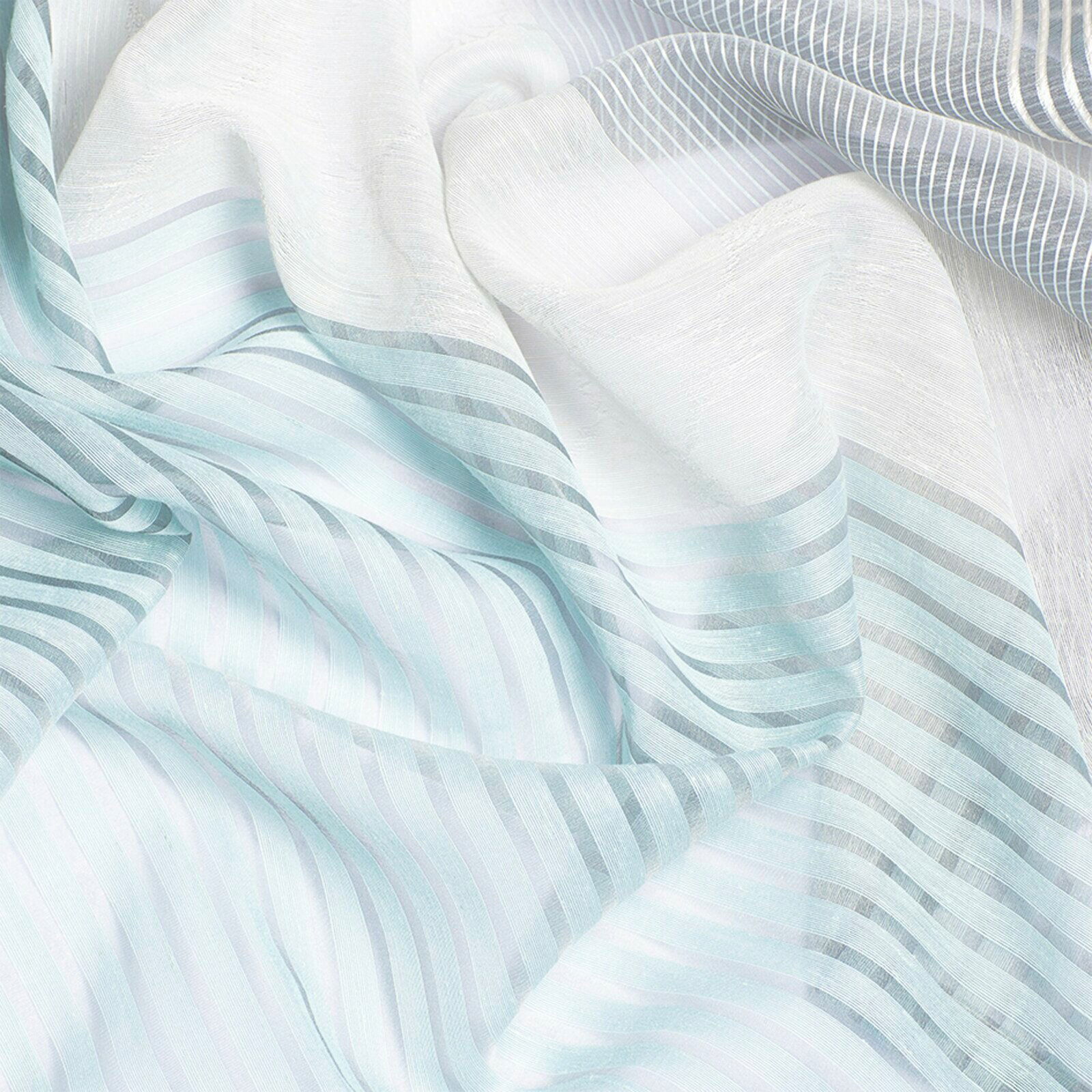 Nahaufnahme eines transparenten Ösenvorhangs mit feinen, horizontalen Streifen in Weiß- und Grautönen.