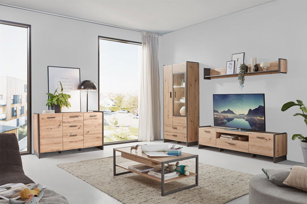 Moderner Couchtisch aus Holz mit Metallrahmen in einem stilvoll eingerichteten Wohnzimmer, seitliche Perspektive.