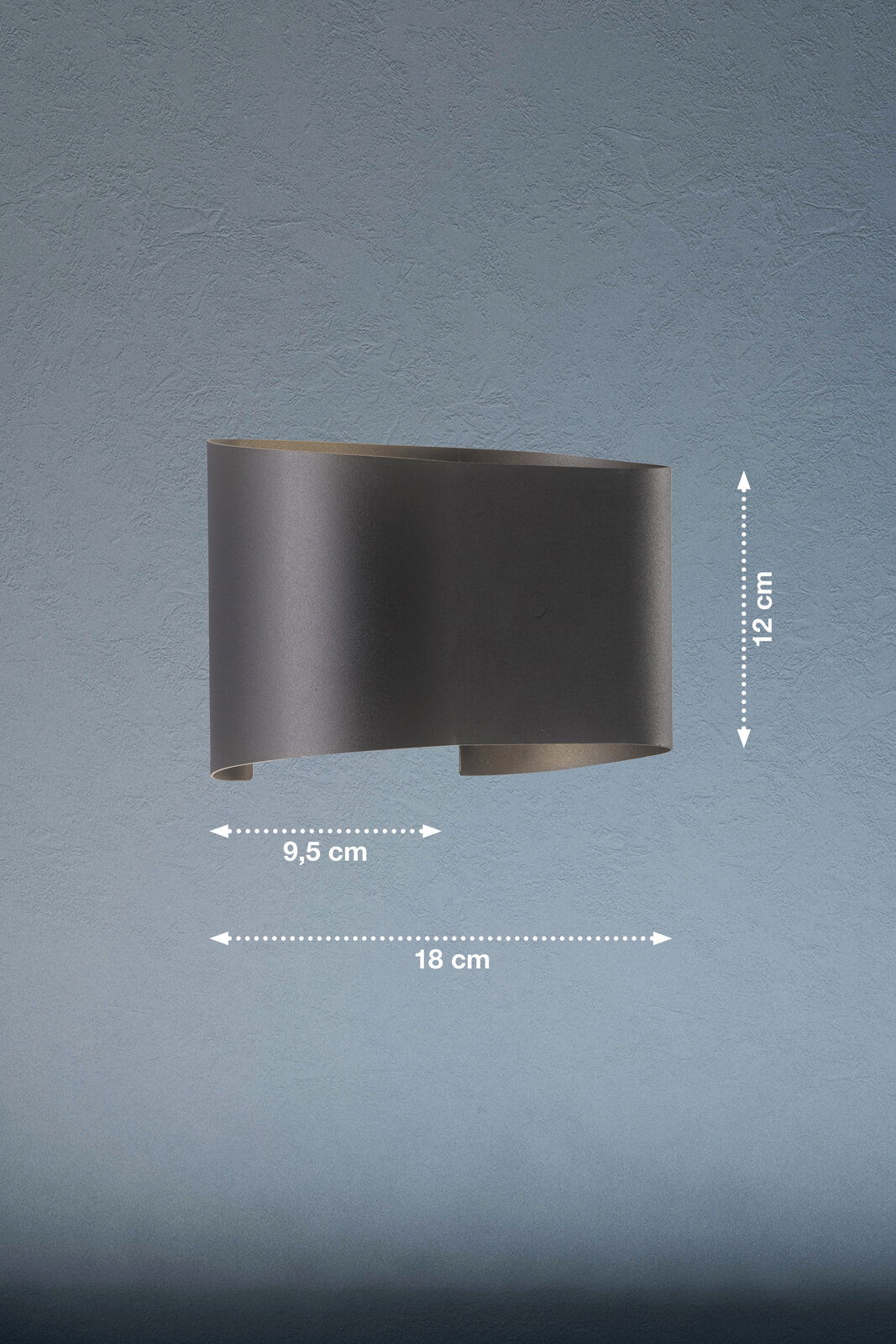 Moderne Wandleuchte in geschwungener Form, seitliche Perspektive, Maße: 18 cm Breite, 12 cm Höhe, 9,5 cm Tiefe.