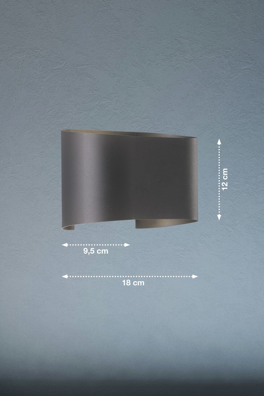 Moderne Wandleuchte in geschwungener Form, seitliche Perspektive, Maße: 18 cm Breite, 12 cm Höhe, 9,5 cm Tiefe.