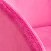 Nahaufnahme eines pinken Sessels mit weicher Polsterung, Fokus auf die Naht der Armlehne.